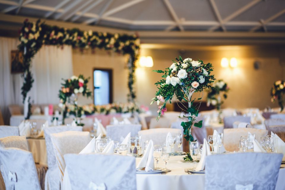 bunch-flowers-leaves-table